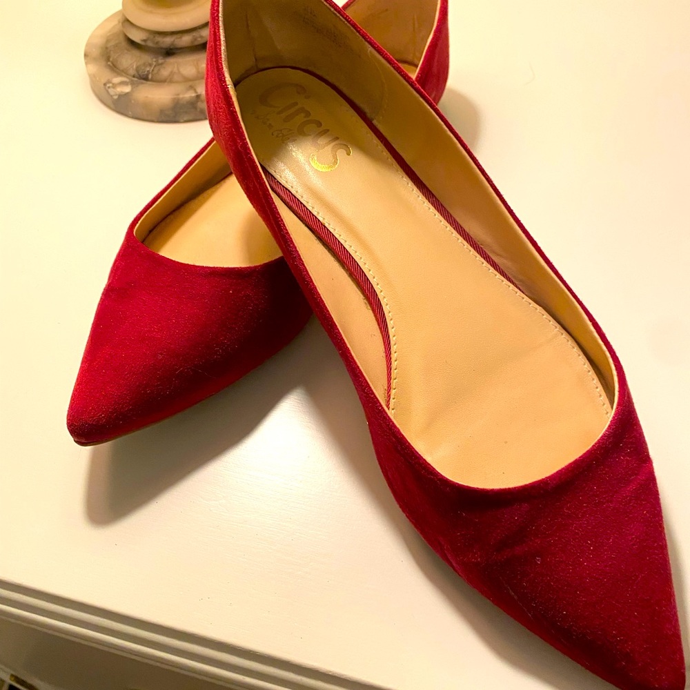 Size 8 suede point toe flats, rich plum color